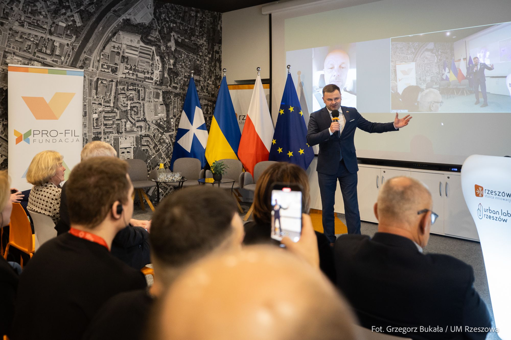 zdjęcie z konferencji Re: Hub, dotyczącej pomocy ofiarom wojny na Ukrainie w Rzeszowskim Urban Labie, fot. Grzegorz Bukała, Urząd Miasta Rzeszowa